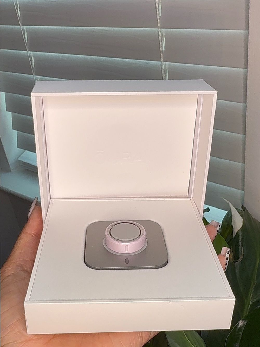 Oura Ring 4 Ceramic Petal Size 9 Very Good Condition Original Box & Charger